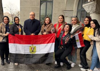 بالصور .. 89 طفلًا مصريًا يرفعون علم مصر بجورجيا