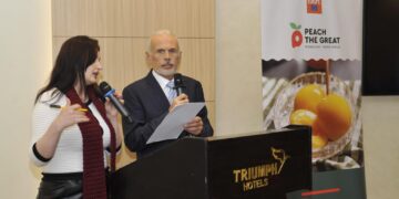 الخوخ الأوروبي المُعلّب يخطف الأنظار في فعالية ترويجية رفيعة بالقاهرة