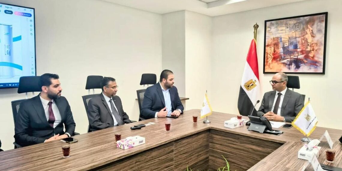 نائب وزير الإسكان يبحث توطين صناعة محطات تحلية المياه مع شركة كورية