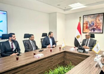 نائب وزير الإسكان يبحث توطين صناعة محطات تحلية المياه مع شركة كورية