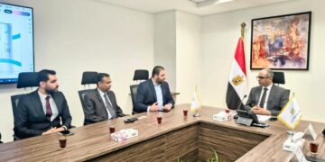 نائب وزير الإسكان يبحث توطين صناعة محطات تحلية المياه مع شركة كورية