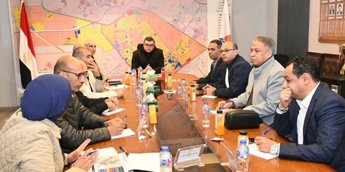 وزير الإسكان يعقد اجتماعًا بمقر جهاز مدينة الشيخ زايد