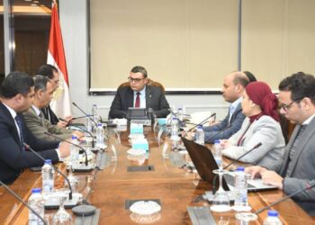 وزير الإسكان يتابع مع الشركة الوطنية الطرق ملفات العمل المشترك