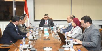 وزير الإسكان يتابع مع الشركة الوطنية الطرق ملفات العمل المشترك