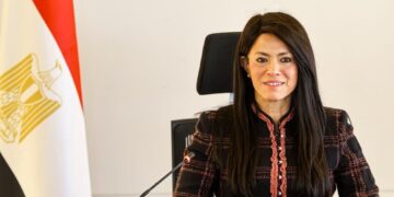 وزيرة التخطيط تبحث توسيع استثمارات مشروعات تحلية المياه مع شركاء التنمية الدوليين  عقدت الدكتورة رانيا المشاط، وزيرة التخطيط والتنمية الاقتصادية والتعاون الدولي، اجتماعًا موسعًا مع مؤسسات التمويل الدولية وشركاء التنمية، لمناقشة التوسع في استثمارات مشروعات تحلية المياه وتطوير البنية التحتية المستدامة للقطاع، وذلك ضمن محور المياه في المنصة الوطنية لبرنامج «نُوفّي». وحضر الاجتماع عدد من كبار المسؤولين من المؤسسات الدولية، من بينهم عبد الرحمن دياو المدير القطري للبنك الإفريقي للتنمية، وكليمنس فيدال مديرة الوكالة الفرنسية للتنمية وذراعها الاستثماري بروباركو، ووفد من مؤسسة التمويل الدولية برئاسة سعد صبره، وريم السعدي نائب رئيس مكتب البنك الأوروبي لإعادة الإعمار والتنمية في مصر، إلى جانب ممثلين من بنك اليابان للتعاون الدولي «جيبك»، وبنك التنمية الألماني (KfW)، والوكالة اليابانية للتعاون الدولي (JICA)، وشركة أكوا باور. وتركزت المباحثات على توفير التمويلات الميسرة والدعم الفني لمشروعات تحلية المياه في مصر، بالإضافة إلى مناقشة خطط شركة أكوا باور للتوسع في المشروعات، وتحفيز استثمارات القطاع الخاص وتعزيز الشراكة بين القطاعين الحكومي والخاص. وأكدت وزيرة التخطيط على أهمية مشروعات تحلية ومعالجة المياه في مصر كركيزة ضمن رؤية الدولة للإدارة المستدامة للموارد المائية، مشيرة إلى دور منصة «نُوفّي» في تعزيز التعاون مع المؤسسات الدولية، وتحفيز القطاع الخاص على زيادة استثماراته في هذا القطاع الحيوي. وأوضحت أن الجهود المشتركة أسفرت عن مشروعات استراتيجية من بينها منظومة معالجة مياه مصرف بحر البقر، التي تعد من أكبر المحطات على مستوى العالم، وتساهم في زيادة الرقعة الزراعية في سيناء، إلى جانب محطة معالجة مياه المحسمة وعدد من محطات تحلية مياه البحار. وشددت على أن الحكومة المصرية تدعم القطاع الخاص لتعزيز استثماراته في القطاعات الحيوية، وتوفير التمويلات الميسرة والدعم الفني من مؤسسات التمويل الدولية، بما يساهم في تحقيق أهداف التنمية المستدامة 2030. وكانت وزيرة التخطيط قد أشرفت في 2023 على توقيع شراكة بين مؤسسة التمويل الدولية، البنك الأوروبي لإعادة الإعمار والتنمية، والصندوق السيادي المصري لتطوير أربع محطات لتحلية مياه البحر، توفر 335 ألف متر مكعب من المياه النظيفة يوميًا، وتستهدف زيادة الإنتاج مستقبلاً إلى 650 ألف متر مكعب بمحافظة مطروح ومنطقة الساحل الشمالي.