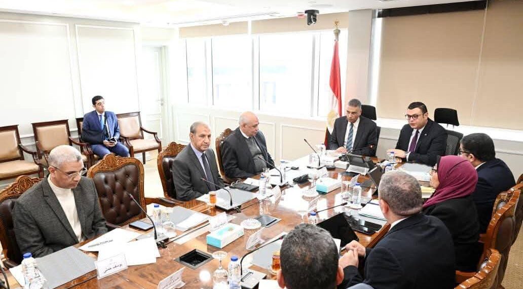 وزير الإسكان يستقبل محافظ أسوان لبحث ملفات العمل المشترك