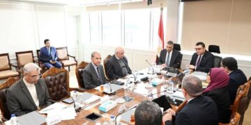 وزير الإسكان يستقبل محافظ أسوان لبحث ملفات العمل المشترك