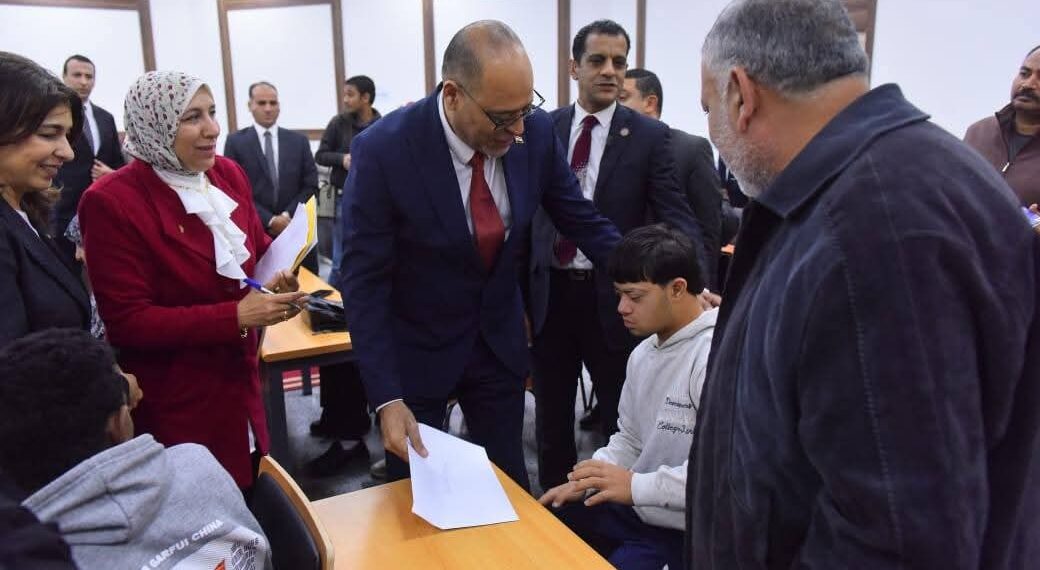 وزير العمل يُسلِّم 20 عقد عمل لذوي الهمم.. ويُطلق ندوة توعوية بشأن «قانون العمل الجديد»