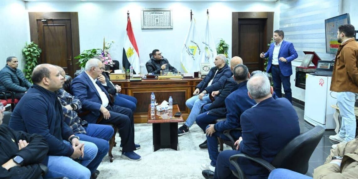 وزير الإسكان يعقد اجتماعًا لمتابعة مشروعات القرى السياحية 