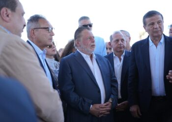 محافظ المركزي ووزير الزراعة يتفقدان القرى المستفيدة من مشروع دعم صغار المزارعين بأسوان