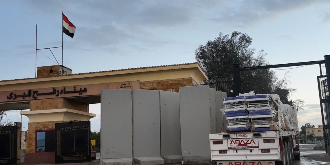 الهلال الأحمر المصري يطلق القافلة 115 لدعم غزة بسلال غذائية ومستلزمات شتوية