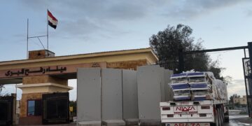 الهلال الأحمر المصري يطلق القافلة 115 لدعم غزة بسلال غذائية ومستلزمات شتوية