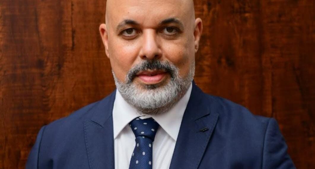 رئيس شعبة الذهب يكشف سبب قفزة الأونصة 1.6% 