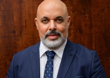 رئيس شعبة الذهب يكشف سبب قفزة الأونصة 1.6% 