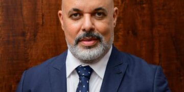 رئيس شعبة الذهب يكشف سبب قفزة الأونصة 1.6% 