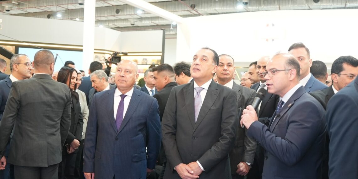 رئيس مجلس الوزراء يتفقد جناح هيئة الرقابة المالية بمعرض القاهرة الدولي للكتاب