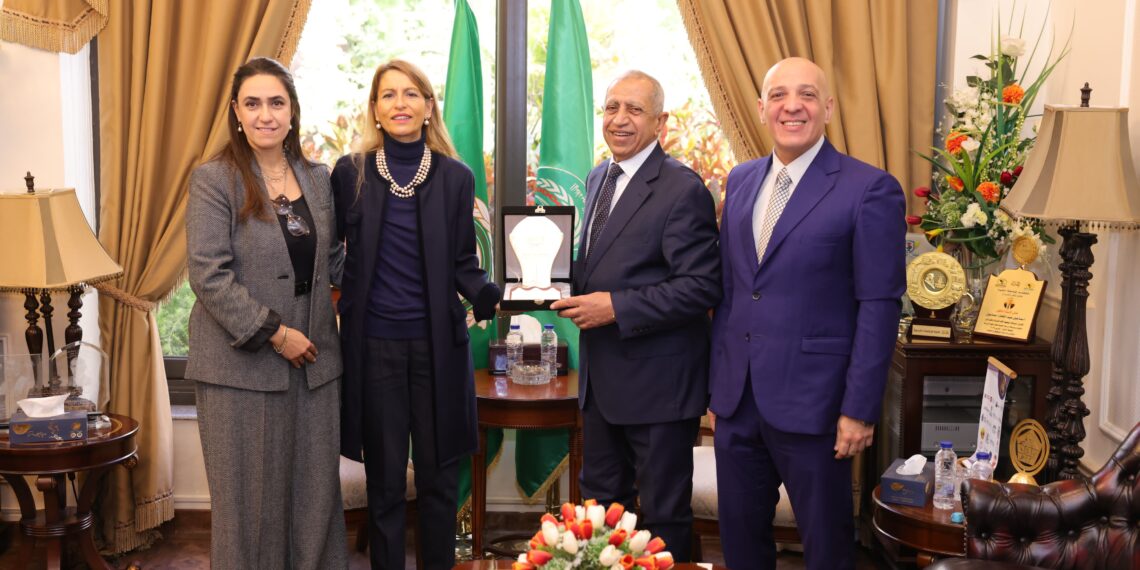 رئيس الأكاديمية العربية يكرم مدير المكتب الإقليمي لليونسكو بالقاهرة والسودان