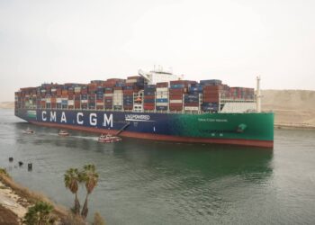 قناة السويس تشهد عبور سفينة الحاويات العملاقة CMA CGM SEINE