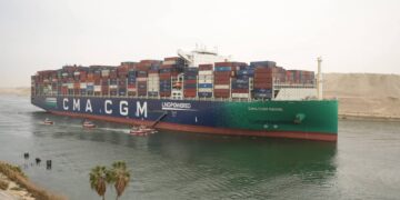 قناة السويس تشهد عبور سفينة الحاويات العملاقة CMA CGM SEINE