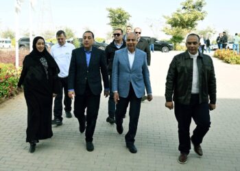 رئيس الوزراء يتفقد التشغيل التجريبي لمصنع شركة القناة للسكر