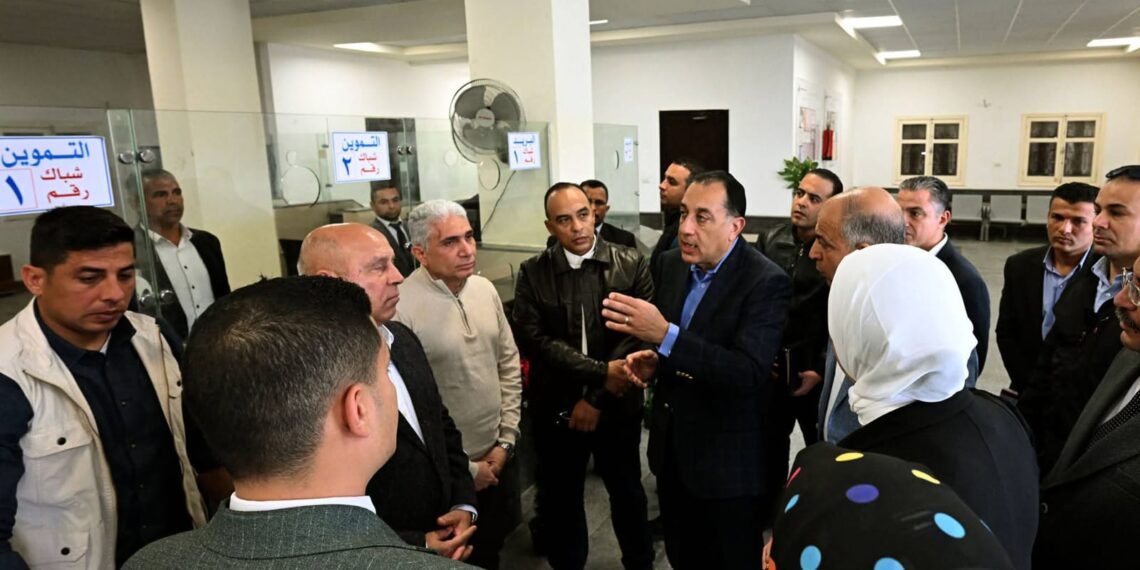 رئيس الوزراء يتفقد المركز التكنولوجي لخدمات المواطنين بقرية تونا الجبل