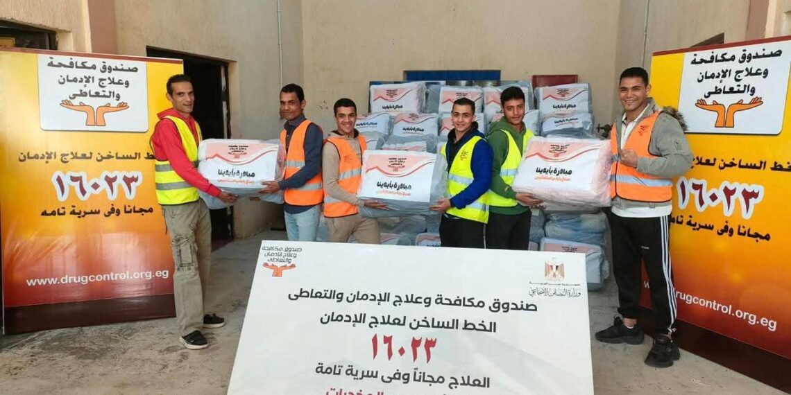 صندوق مكافحة الإدمان يسلم 1150 قطعة ملابس من إنتاج المتعافين لبنك الكساء