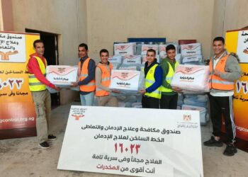 صندوق مكافحة الإدمان يسلم 1150 قطعة ملابس من إنتاج المتعافين لبنك الكساء