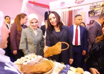 وزيرة التضامن ونظيرتها التركية تتفقدان معرض «ديارنا للحرف اليدوية» بسيتي ستارز