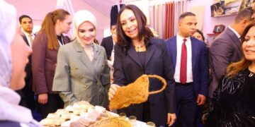 وزيرة التضامن ونظيرتها التركية تتفقدان معرض «ديارنا للحرف اليدوية» بسيتي ستارز