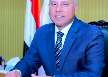 زيارة مرتقبة لوزير الصناعة والنقل لمعرض مصر الدولي للسيارات «أوتومورو 2026»  أعلنت إدارة معرض مصر الدولي للسيارات  عن تأكيد الفريق كامل الوزير – نائب رئيس مجلس الوزراء للتنمية الصناعية وزير الصناعة والنقل على الزيارة الرسمية لمعرض «أوتومورو 2026» وتفقد أجنحته الخميس 5 فبراير.  ومن المزمع إقامة مؤتمر صحفي للفريق كامل الوزير عقب انتهاء مراسم الافتتاح والجولة الرسمية للمعرض.  ومن المقرر أن تشهد فعاليات المعرض إطلاق عدد من السيارات الجديدة لكل من توكيلات: «بايك-شيري-ديبال-ساوإيست»  وتضم القائمة النهائية للشركات العارضة التالي :    -شركة «شل- الراعي البلاتيني» تحت شعار «Driven by Shell». -شركة «درايف فاينانس – Drive Finance» راعي بلاتيني والذراع التمويلي الرسمي للمعرض. -الهيئة العامة للتنمية الصناعية  -بنك القاهرة -آرك فوكس ARCFOX شركة ألكان أوتو للتجارة والصناعة -بايك BAIC شركة ألكان أوتو للتجارة و الصناعة -شانجان CHANGAN الشركة المصرية لتصنيع وسائل النقل – غبور مصر -شيري CHERY الشركة المصرية لتصنيع وسائل النقل – غبور مصر -ستروين CITROËN مجموعة قصراوي -ديبال DEEPAL الشركة المصرية لتصنيع وسائل النقل – غبور مصر ـ دونج فينج DONGFENG شركة إس إن أوتوموتيف للتوكيلات التجارية -إكسيد EXEED شركة الجيزة الوطنية للسيارات -فورثينج FORTHING شركة الأمل لتجميع وتصنيع السيارات -فيات FIAT شركة داينامكس للتوزيع -جي أيه سي GAC شركة جميل  موتورز -چيلي GEELY مجموعة أبو غالى أوتوموتيف -هاڤال HAVAL شركة هرم للنقل والتجارة – غبور مصر -هيونداي HYUNDAI الشركة الدولية للتجارة و التسويق و التوكيلات التجارية – إيتامكو -چاك JAC مجموعة قصراوي -چيتور JETOUR مجموعة قصراوي -كي جي إم KGM شركة عربيات إيجيبت -كايي KAIYI شركة أي أف جي للسيارات -لي أوتو LI AUTO  جي بي أوتو  -إم هيرو MHERO شركة إس إن أوتوموتيف للتوكيلات التجارية -نيسان NISSAN شركة نيسان مصر -رييل ديل Real Deal شركة رييل ديل للمحتوى الإليكتروني -سوإيست SOUEAST شركة مان إيست -سوزوكي SUZUKI شركة مودرن موتورز «مجموعة سعودي للسيارات» -ڤويا VOYAH شركة إس إن أوتوموتيف للتوكيلات التجارية -زيكر ZEEKR  الشركة المصرية العالمية للسيارات EIM   وتقام الدورة الحالية في الفترة من 5 إلى 8 فبراير بمركز القاهرة الدولي للمؤتمرات «مدينة نصر».  وتبدأ مواعيد الحضور للمؤتمرات الصحفية في تمام العاشرة صباحًا؛ فيما يفتح باب الزيارة لحاملي الدعوات الخاصة بدءًا من  4 عصرًا.  ويمكن للزائرين الوصول إلى موقع معرض «أوتومورو 2026» عبر الرابط التالي:  https://maps.app.goo.gl/wbwM2ADoPqNeD6nz8  وتتوافر أيضًا ساحة انتظار  للسيارات داخل ستاد القاهرة.  وتزامنًا مع بدء العد التنازلي لانطلاق «أوتومورو 2026» تجري العديد من الشركات العارضة تحركات واسعة واستعدادات داخلية كبيرة لاستقبال جمهور المعرض بأفضل العروض والتخفيضات وكل ما هو جديد؛ علاوة على الاهتمام والترقب الإعلامي لتغطية فعاليات هذا الحدث.  وكان أحمد علام مدير عام « ART LINE ACG-ITF» – المؤسس والمنظم لـ «أوتومورو 2026» أكد أن المعرض يُعد فرصة كبيرة للراغبين في شراء السيارات؛ فهناك العديد من التخفيضات والعروض الخاصة والسيارات  التي تقدم لأول مرة داخل المعرض بالإضافة إلى التسهيلات التمويلية المتاحة للجمهور.  ولفت علام إلى أن «أوتومورو  2026» يُعد بمثابة العودة الحقيقية لمعارض السيارات في مصر  والتي تُعد لاعبًا مؤثرًا في تنشيط السوق.  وكشف أحمد غزي مدير عام «ART LINE ACG-ITF» – المؤسس والمنظم لـ «أوتومورو 2026» أن معرض مصر الدولي للسيارات في دورته الأولى يشهد اهتمام ودعم حكومي ممثلًا في وزارة الصناعة المصرية ومشاركة  كبيرة للعديد من شركات السيارات الوكلاء الرسميين.  وأضاف غزي أن إدارة معرض «أوتومورو  2026» تهدف إلى تنشيط مبيعات السوق وإحداث حالة من الرواج بإقامة حدث كبير يجمع ما بين الجمهور من الراغبين في شراء السيارات وما بين شركات السيارات الوكلاء الرسميين.   ومن جانبه أكد حسني فؤاد مدير عام معرض «أوتومورو 2026» أن هناك أكثر من شركة تخطط للعديد من المفاجآت لجمهور المعرض بهدايا وعروض حصرية؛ بالإضافة إلى طرح سيارات تظهر لأول مرة داخل أجنحة المعرض في دورته الأولى.   يذكر أن إدارة معرض «أوتومورو» كانت أعلنت قبل أيام عن فتح باب الحجز للجمهور على تذاكر زيارة معرض مصر الدولي للسيارات والمقرر إقامته في الفترة ما بين  5 إلى 8 فبراير 2026؛ وذلك عبر موقعها الإلكتروني.  وخصصت إدارة المعرض تذاكر «VIP E-TICKET» ليوم الافتتاح الموافق الخميس 5 فبراير؛ كما فتحت باب الحجز أيضًا على تذاكر «E-TICKET» المخصصة للفترة ما بين 6 إلى 8 فبراير.  وتطرح إدارة معرض «أوتومورو 2026»