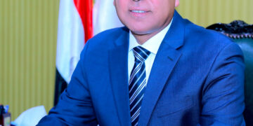 زيارة مرتقبة لوزير الصناعة والنقل لمعرض مصر الدولي للسيارات «أوتومورو 2026»  أعلنت إدارة معرض مصر الدولي للسيارات  عن تأكيد الفريق كامل الوزير – نائب رئيس مجلس الوزراء للتنمية الصناعية وزير الصناعة والنقل على الزيارة الرسمية لمعرض «أوتومورو 2026» وتفقد أجنحته الخميس 5 فبراير.  ومن المزمع إقامة مؤتمر صحفي للفريق كامل الوزير عقب انتهاء مراسم الافتتاح والجولة الرسمية للمعرض.  ومن المقرر أن تشهد فعاليات المعرض إطلاق عدد من السيارات الجديدة لكل من توكيلات: «بايك-شيري-ديبال-ساوإيست»  وتضم القائمة النهائية للشركات العارضة التالي :    -شركة «شل- الراعي البلاتيني» تحت شعار «Driven by Shell». -شركة «درايف فاينانس – Drive Finance» راعي بلاتيني والذراع التمويلي الرسمي للمعرض. -الهيئة العامة للتنمية الصناعية  -بنك القاهرة -آرك فوكس ARCFOX شركة ألكان أوتو للتجارة والصناعة -بايك BAIC شركة ألكان أوتو للتجارة و الصناعة -شانجان CHANGAN الشركة المصرية لتصنيع وسائل النقل – غبور مصر -شيري CHERY الشركة المصرية لتصنيع وسائل النقل – غبور مصر -ستروين CITROËN مجموعة قصراوي -ديبال DEEPAL الشركة المصرية لتصنيع وسائل النقل – غبور مصر ـ دونج فينج DONGFENG شركة إس إن أوتوموتيف للتوكيلات التجارية -إكسيد EXEED شركة الجيزة الوطنية للسيارات -فورثينج FORTHING شركة الأمل لتجميع وتصنيع السيارات -فيات FIAT شركة داينامكس للتوزيع -جي أيه سي GAC شركة جميل  موتورز -چيلي GEELY مجموعة أبو غالى أوتوموتيف -هاڤال HAVAL شركة هرم للنقل والتجارة – غبور مصر -هيونداي HYUNDAI الشركة الدولية للتجارة و التسويق و التوكيلات التجارية – إيتامكو -چاك JAC مجموعة قصراوي -چيتور JETOUR مجموعة قصراوي -كي جي إم KGM شركة عربيات إيجيبت -كايي KAIYI شركة أي أف جي للسيارات -لي أوتو LI AUTO  جي بي أوتو  -إم هيرو MHERO شركة إس إن أوتوموتيف للتوكيلات التجارية -نيسان NISSAN شركة نيسان مصر -رييل ديل Real Deal شركة رييل ديل للمحتوى الإليكتروني -سوإيست SOUEAST شركة مان إيست -سوزوكي SUZUKI شركة مودرن موتورز «مجموعة سعودي للسيارات» -ڤويا VOYAH شركة إس إن أوتوموتيف للتوكيلات التجارية -زيكر ZEEKR  الشركة المصرية العالمية للسيارات EIM   وتقام الدورة الحالية في الفترة من 5 إلى 8 فبراير بمركز القاهرة الدولي للمؤتمرات «مدينة نصر».  وتبدأ مواعيد الحضور للمؤتمرات الصحفية في تمام العاشرة صباحًا؛ فيما يفتح باب الزيارة لحاملي الدعوات الخاصة بدءًا من  4 عصرًا.  ويمكن للزائرين الوصول إلى موقع معرض «أوتومورو 2026» عبر الرابط التالي:  https://maps.app.goo.gl/wbwM2ADoPqNeD6nz8  وتتوافر أيضًا ساحة انتظار  للسيارات داخل ستاد القاهرة.  وتزامنًا مع بدء العد التنازلي لانطلاق «أوتومورو 2026» تجري العديد من الشركات العارضة تحركات واسعة واستعدادات داخلية كبيرة لاستقبال جمهور المعرض بأفضل العروض والتخفيضات وكل ما هو جديد؛ علاوة على الاهتمام والترقب الإعلامي لتغطية فعاليات هذا الحدث.  وكان أحمد علام مدير عام « ART LINE ACG-ITF» – المؤسس والمنظم لـ «أوتومورو 2026» أكد أن المعرض يُعد فرصة كبيرة للراغبين في شراء السيارات؛ فهناك العديد من التخفيضات والعروض الخاصة والسيارات  التي تقدم لأول مرة داخل المعرض بالإضافة إلى التسهيلات التمويلية المتاحة للجمهور.  ولفت علام إلى أن «أوتومورو  2026» يُعد بمثابة العودة الحقيقية لمعارض السيارات في مصر  والتي تُعد لاعبًا مؤثرًا في تنشيط السوق.  وكشف أحمد غزي مدير عام «ART LINE ACG-ITF» – المؤسس والمنظم لـ «أوتومورو 2026» أن معرض مصر الدولي للسيارات في دورته الأولى يشهد اهتمام ودعم حكومي ممثلًا في وزارة الصناعة المصرية ومشاركة  كبيرة للعديد من شركات السيارات الوكلاء الرسميين.  وأضاف غزي أن إدارة معرض «أوتومورو  2026» تهدف إلى تنشيط مبيعات السوق وإحداث حالة من الرواج بإقامة حدث كبير يجمع ما بين الجمهور من الراغبين في شراء السيارات وما بين شركات السيارات الوكلاء الرسميين.   ومن جانبه أكد حسني فؤاد مدير عام معرض «أوتومورو 2026» أن هناك أكثر من شركة تخطط للعديد من المفاجآت لجمهور المعرض بهدايا وعروض حصرية؛ بالإضافة إلى طرح سيارات تظهر لأول مرة داخل أجنحة المعرض في دورته الأولى.   يذكر أن إدارة معرض «أوتومورو» كانت أعلنت قبل أيام عن فتح باب الحجز للجمهور على تذاكر زيارة معرض مصر الدولي للسيارات والمقرر إقامته في الفترة ما بين  5 إلى 8 فبراير 2026؛ وذلك عبر موقعها الإلكتروني.  وخصصت إدارة المعرض تذاكر «VIP E-TICKET» ليوم الافتتاح الموافق الخميس 5 فبراير؛ كما فتحت باب الحجز أيضًا على تذاكر «E-TICKET» المخصصة للفترة ما بين 6 إلى 8 فبراير.  وتطرح إدارة معرض «أوتومورو 2026»