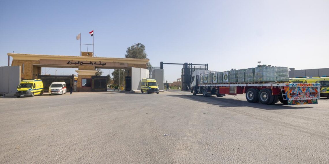 ” تحيا مصر” “وبيت الزكاة”يعلنان دخول 780 طن من المواد الغذائية لقطاع غزة