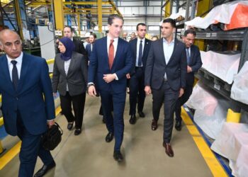 وزير الصناعة يتفقد مصنعين متخصصين في الصناعات الهندسية والغذائية بالعاشر من رمضان