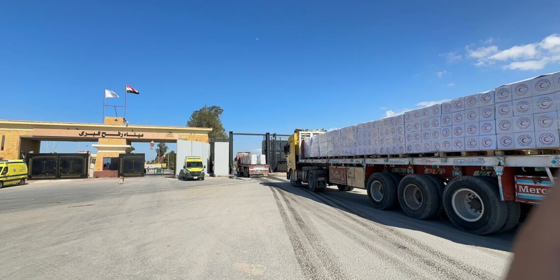 “الهلال الأحمر” يدفع قافلة «زاد العزة» 147 بحمولة 6,240 طنًا من المساعدات