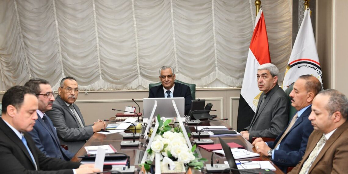 وزير الإنتاج الحربي يوجه بتطوير الأسلحة وخطوط التصنيع بدعم الذكاء الاصطناعي