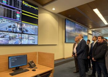 “وزير الطيران” يتفقد غرفة العمليات وإدارة الأزمات بمطار القاهرة الدولي