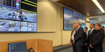 “وزير الطيران” يتفقد غرفة العمليات وإدارة الأزمات بمطار القاهرة الدولي