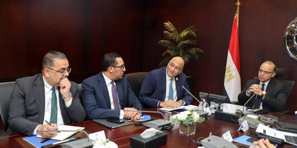 الاستثمار تبحث مع «تنمية المشروعات» تعزيز التكامل لدعم ريادة الأعمال والصناعة