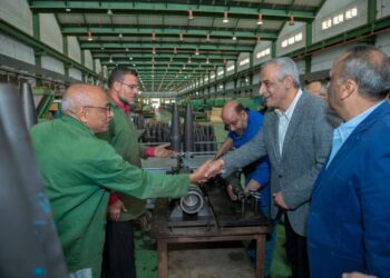 وزير الإنتاج الحربي يتفقد «حلوان للصناعات الهندسية» و«حلوان للمسبوكات»