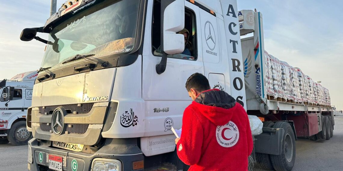 الهلال الأحمر يدفع 85 ألف سلة غذائية و925 طن وقود إلى غزة