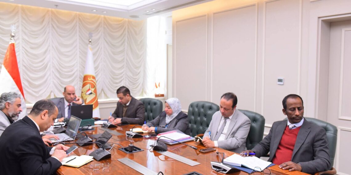 وزير العمل يعقد اجتماعًا مع مديريات دمياط والدقهلية والغربية والمنوفية
