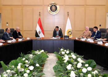 وزير الصناعة يعقد أول اجتماع مع اتحاد الصناعات والغرف الصناعية لبحث التحديات وسبل حلها