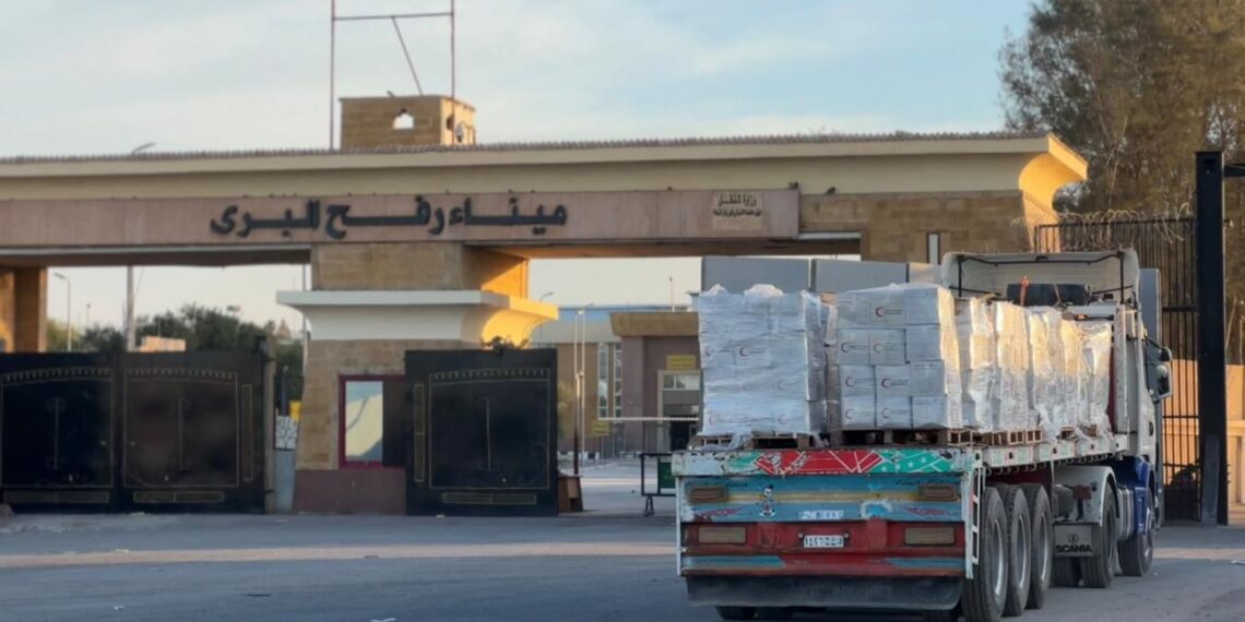 الهلال الأحمر المصري يدفع بـ 1,850 طنًا من المساعدات الإنسانية الشاملة لدعم فلسطين