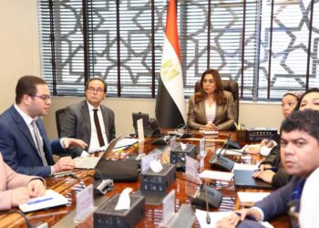 التنمية المحلية تبحث تطوير ورقمنة منظومة شكاوى المواطنين وتقييم الأثر البيئي