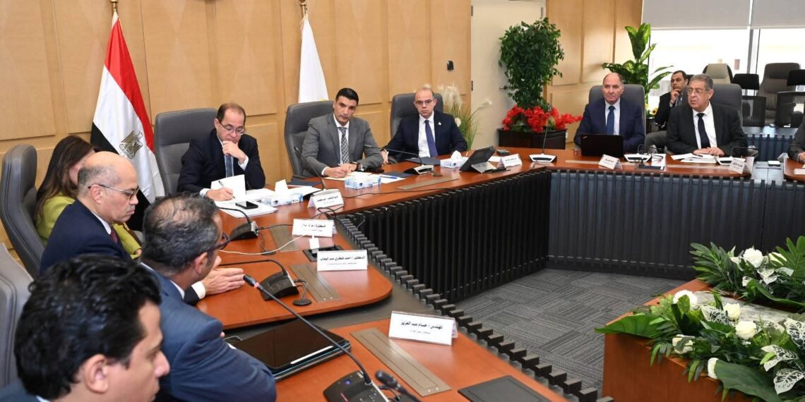 الصناعة و الاستثمار والمالية يبحثون سبل تطوير البرنامج الوطني لصناعة السيارات