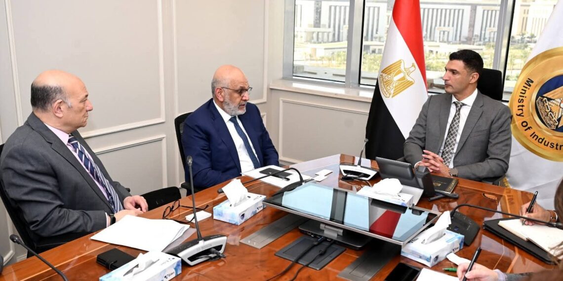 وزير الصناعة يبحث تعزيز التعاون مع البنك الدولي