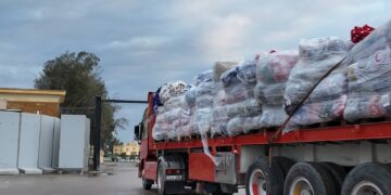 الهلال الأحمر المصري يُطلق القافلة 152 بحمولة 3,680 طنًا من المساعدات لفلسطين