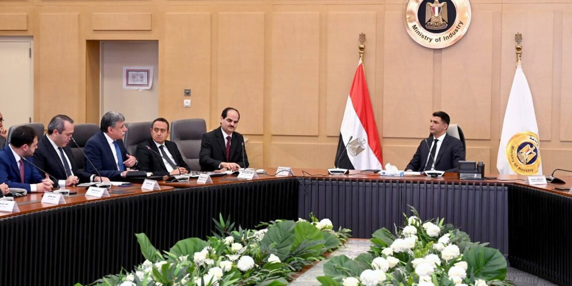 وزير الصناعة يبحث مع مصنعي السيراميك والبورسلين تحديات القطاع
