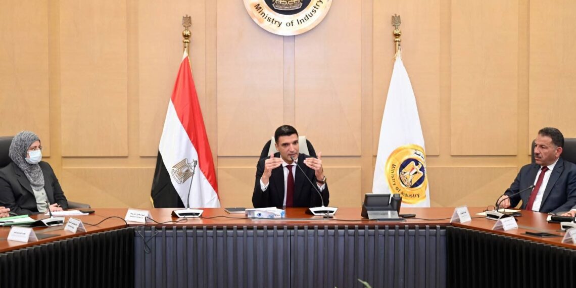 الصناعة تناقش مستجدات استراتيجية القطاع مع دي كود للاستشارات