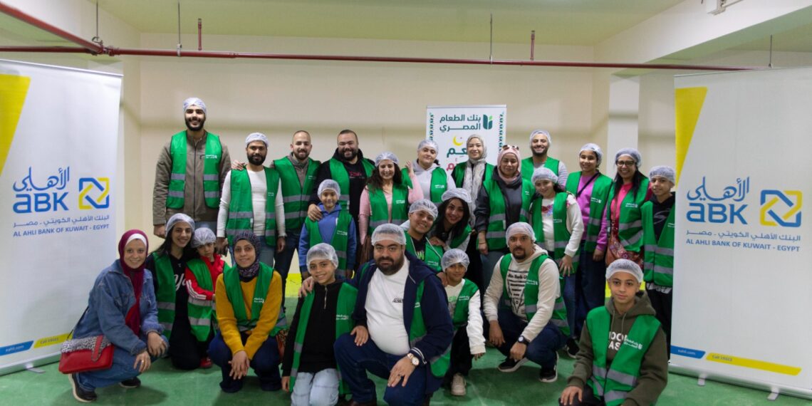 موظفو البنك الأهلي الكويتي – مصر يتطوعون لتعبئة وتغليف كراتين رمضان